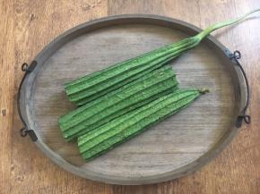 首先需要将丝瓜清洗干净。