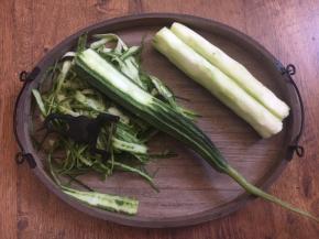 如果丝瓜较老可以将皮、和瓤去掉，如果是有棱丝瓜则需剃去突出的棱角部分，以免影响口感。