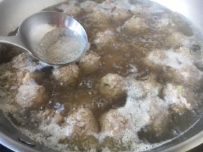 先用汤把肉丸子养至漂起来，然后用勺撇去浮油。