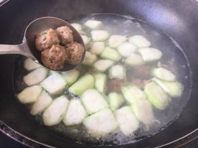 放入提前煮熟的小丸子。