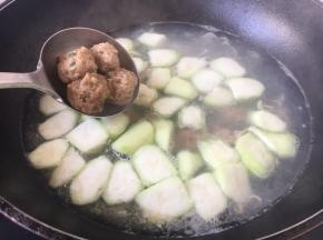 放入提前煮熟的小丸子。