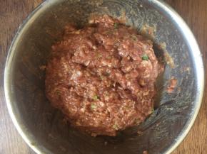 搅拌好的丸子馅放在冰箱里冷藏室里冷藏半个小时，一是入味，二是这样做出来的丸子更有弹性。