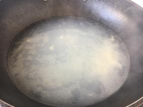 放入适量的开水，煮开，煮至汤色发白。