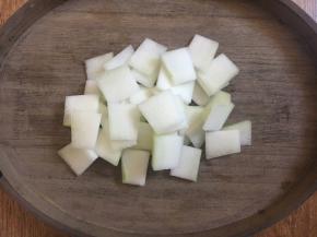 把冬瓜切成任意大小薄厚的片备用。