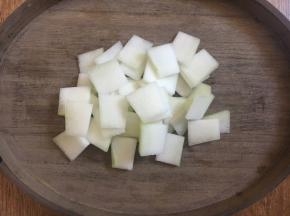 把冬瓜切成任意大小薄厚的片备用。