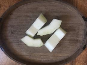 冬瓜去皮去瓤。