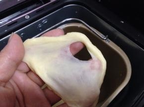 面团揉好后，看一下面团的状态，有扩展性，可以撑出膜破口处呈现锯齿状态即可（不用完全扩展状态）