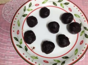 豆沙馅分成20克左右的小球