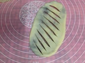 用快一点的小刀划出均等的小条