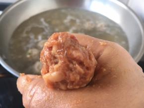 起锅，锅里放适量的水，水底有小气泡时即可下丸子，下丸子时把火调到中火，火不能大，水不能开起来。把适量的肉馅放在手里，用大拇指将肉馅抹匀，从虎口挤出一个肉丸，用小勺送入汤中，或者用小勺从肉馅的边缘用舀起，用小勺塑成肉圆的形状，放入汤中。