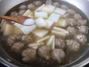 放入适量的盐调味。