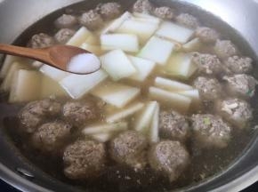 放入适量的盐调味。