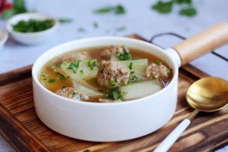 出锅后盛入汤碗，撒上少许的香菜和少许的白胡椒。