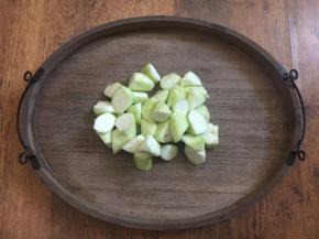 将去皮后的丝瓜切成滚刀块。