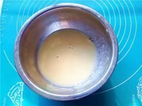 鸡蛋加油打散；