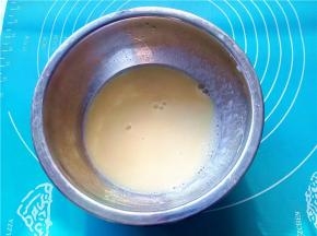 鸡蛋加油打散；