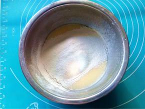 泡打粉和低粉混合后过筛加入；