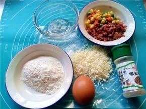 准备好所需食材；马苏里拉芝士用擦子擦成碎；
玉米粒，青豆和胡萝卜碎用水焯烫过；洋葱和肉粒煸炒过；