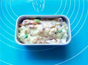 将蛋糕糊放入小长条模具中；