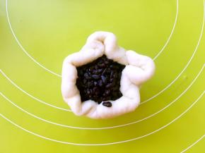 包裹上紫米蛋黄饭团，收好收口