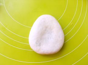 之后用擀面杖擀成三角形