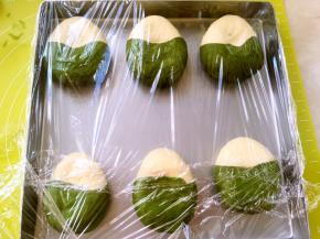 全部做好后，放入烤盘在盖保鲜膜入烤箱二次发酵，可以烤箱内放碗热水，我图片拍晚啦，面团已经发酵了才想起来