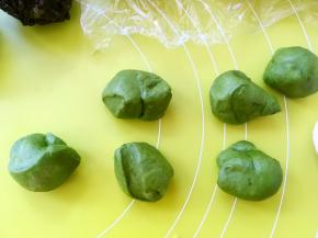 将抹茶面团分成6等份，之后盖上保鲜膜