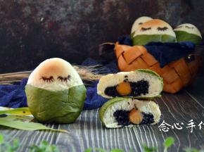 我用的巧克力笔，粽子面包烤好后，取出，将巧克力笔放入烤箱，利用烤箱的余温将巧克力融化