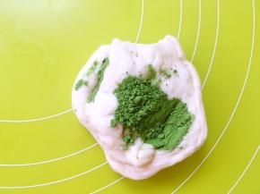 剩下的一份白色面团加入抹茶粉，揉均匀