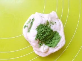剩下的一份白色面团加入抹茶粉，揉均匀