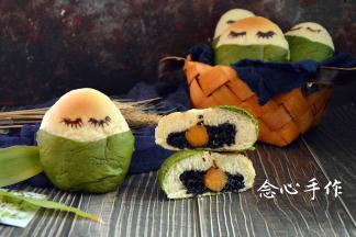 之后画上眼睛，情有独“粽”面包就做好啦