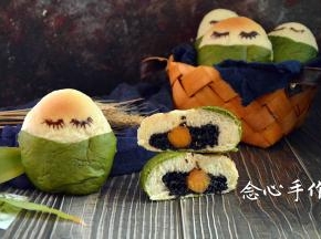 之后画上眼睛，情有独“粽”面包就做好啦