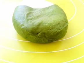 之后将底部抹茶片捏紧