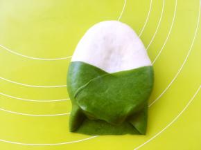 之后再将另外一侧抹茶面团掀起来，包裹在白色面团上