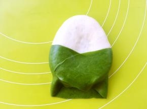 之后再将另外一侧抹茶面团掀起来，包裹在白色面团上