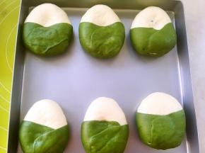 发酵好的面团明显比之前膨胀很多，烤箱预热170度