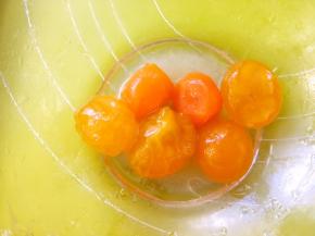 发酵面团的时候熬制咸蛋黄，加入朗姆酒跟玉米油侵泡，我家里就剩下四颗泥蛋啦，另外两颗是买的红太阳的，个头有点小