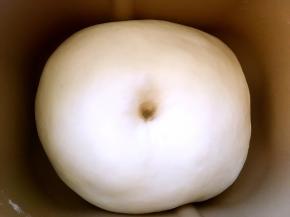 发酵好的面团手指沾干粉按下去，有个圆圆的洞，轻微回弹即可