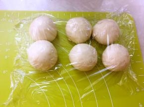 将6份面团揉至表面光滑，盖保鲜膜松弛