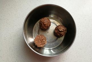 准备费列罗巧克力三颗。