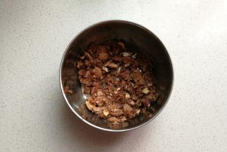 然后把它捣碎待用。