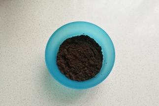 奥利奥饼干适量去掉夹心，然后放入料理机中打成粉末。