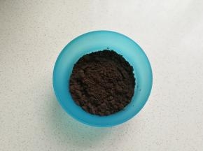 奥利奥饼干适量去掉夹心，然后放入料理机中打成粉末。