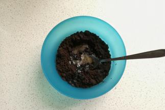 黄油适量融化后加入奥利奥饼干粉中拌均匀。