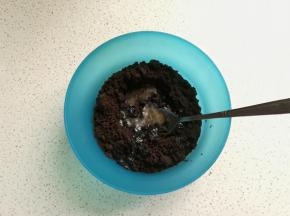 黄油适量融化后加入奥利奥饼干粉中拌均匀。