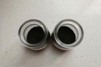 然后把拌好的奥利奥饼干粉装入布丁杯中压紧实。