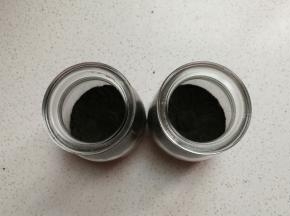 然后把拌好的奥利奥饼干粉装入布丁杯中压紧实。