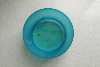 吉利丁片三克用冷水泡软。