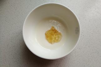 取酸奶40克，然后加入泡软的吉利丁，再放入微波炉加热十秒后用手动打蛋器搅打均匀。