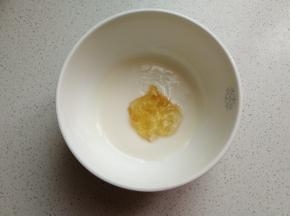 取酸奶40克，然后加入泡软的吉利丁，再放入微波炉加热十秒后用手动打蛋器搅打均匀。